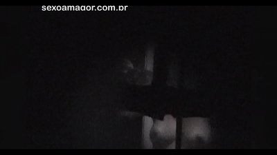Блондинка тайно заснета от квартален воайор, скрит зад кухи тухли